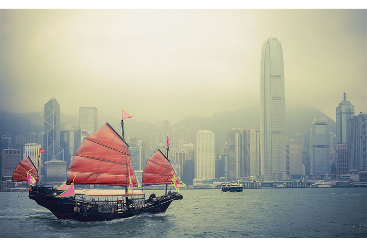 Фотообои «Алые паруса и небоскребы в тумане»