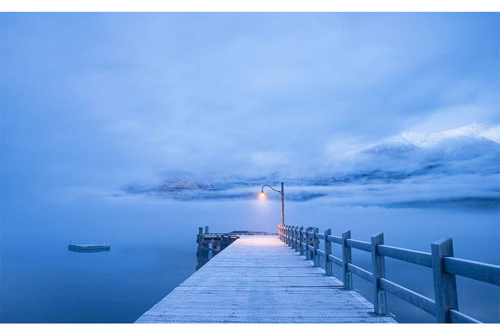 Фотообои «Фонарь на набережной у озера»