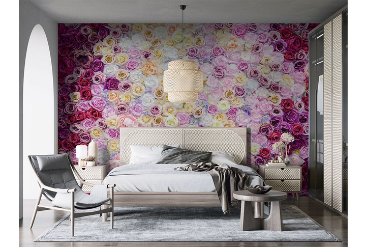 Фотообои «Нежные розы в обрамлении красных роз» в интерьере