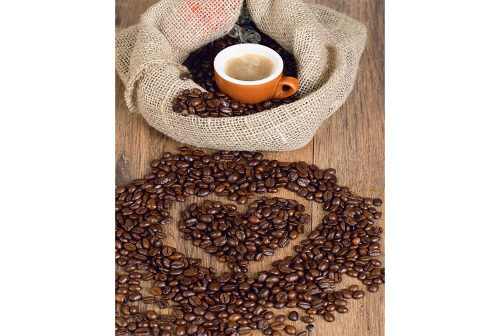 Фотообои «Чашка кофе и кофейные зерна на досках»