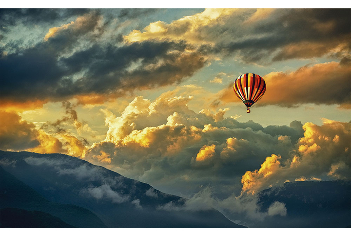 Фотообои «Воздушный шар на фоне облаков в горах»
