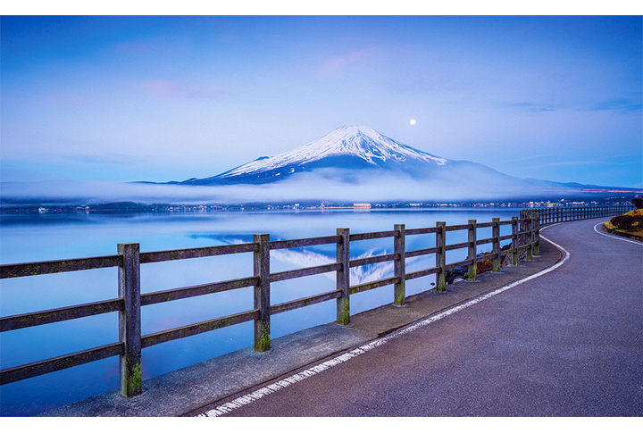 Фотообои «Дорога у озера с видом на горы»