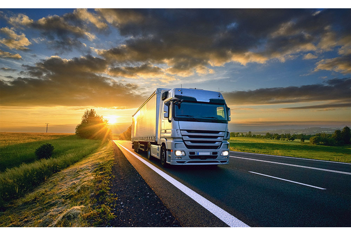 Фотообои «Грузовик на дороге на фоне заката»