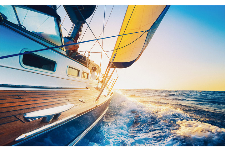 Фотообои «Яхта под парусом на морских волнах»