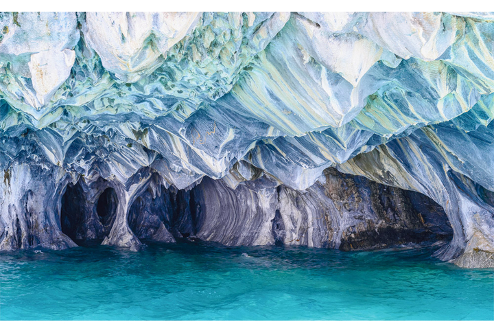 Фотообои «Мраморные пещеры в горах»