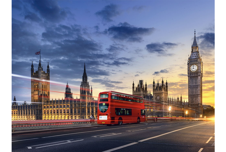 Фотообои «Вид на вечерний Лондон, Биг-Бен и красный автобус на дороге»