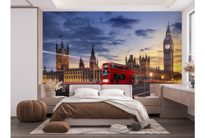 Фотообои «Вид на вечерний Лондон, Биг-Бен и красный автобус на дороге» в интерьере