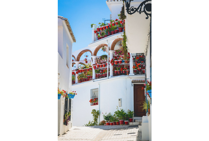 Фотообои «Светлая улица в старом городе Испании»