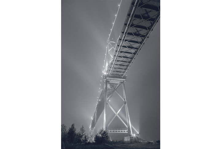 Фотообои «Туманный мост Лайонс-Гейт в черно-белых тонах»