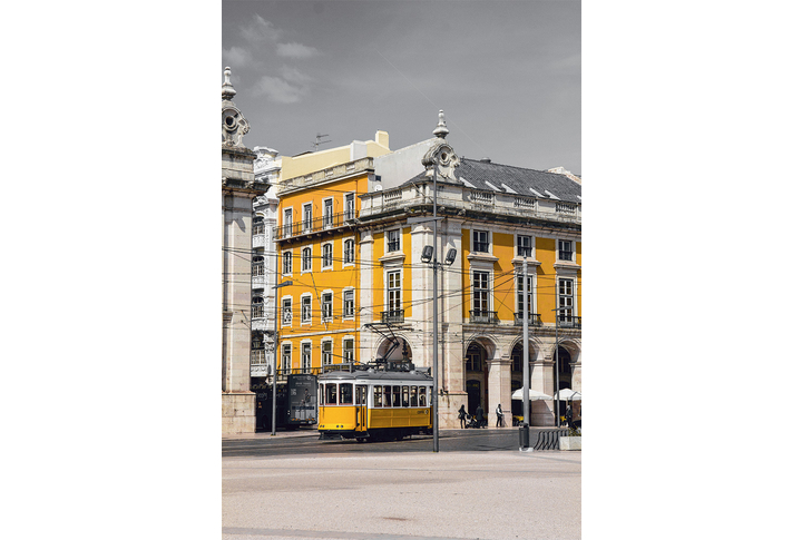 Фотообои «Городская улица в черно-белых тонах, желтый трамвай»