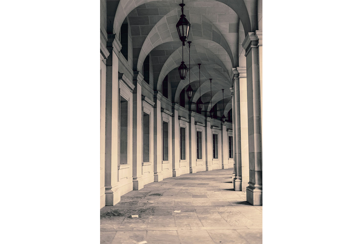 Фотообои «Арочный коридор с фонарями под сепию»