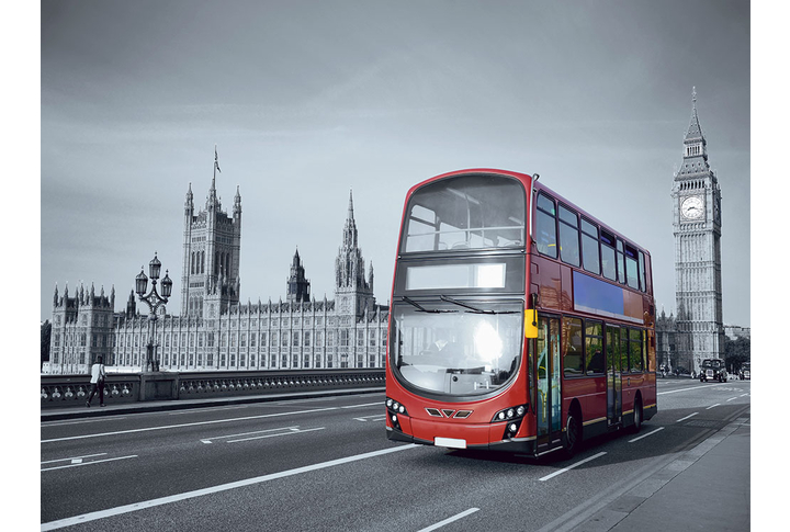 Фотообои «Черно-белый Лондон и красный автобус на дороге»