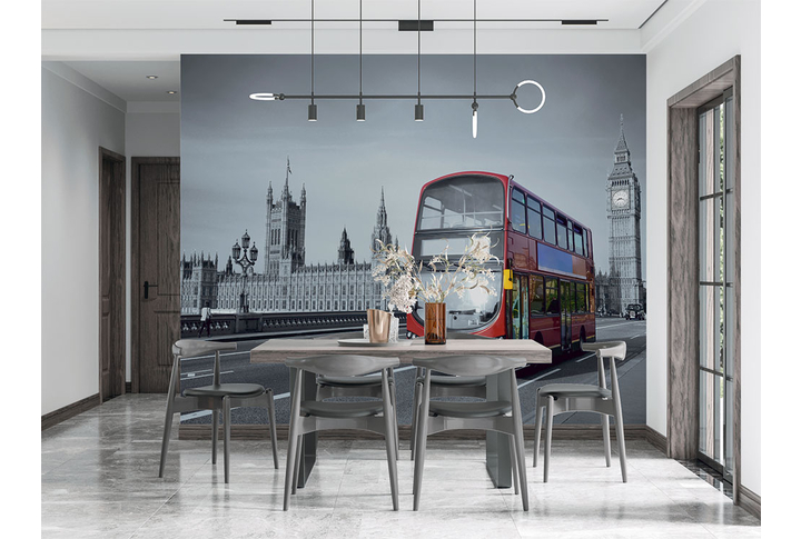 Фотообои «Черно-белый Лондон и красный автобус на дороге» в интерьере