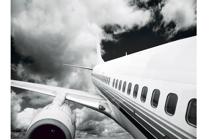 Фотообои «Самолет в черно-белых облаках»