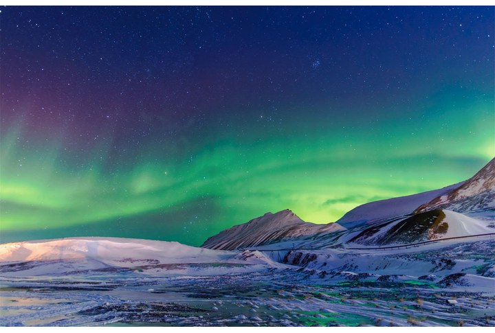 Фотообои «Северное сияние над снежными горами»