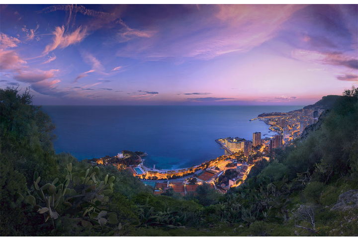 Фотообои «Сиреневый закат над городком в горах у моря»