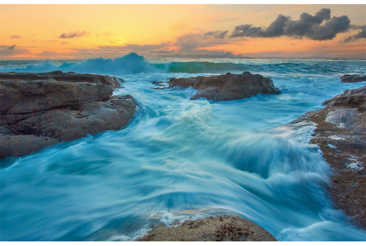 Фотообои «Морские волны на камнях»