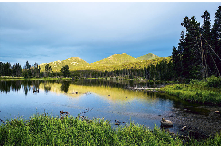Фотообои «Пейзаж с озером и рекой в лесу»