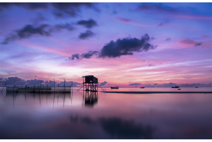 Фотообои «Озеро и речка в сиреневом закате»