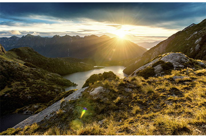 Фотообои «Горы и река в свете заката»