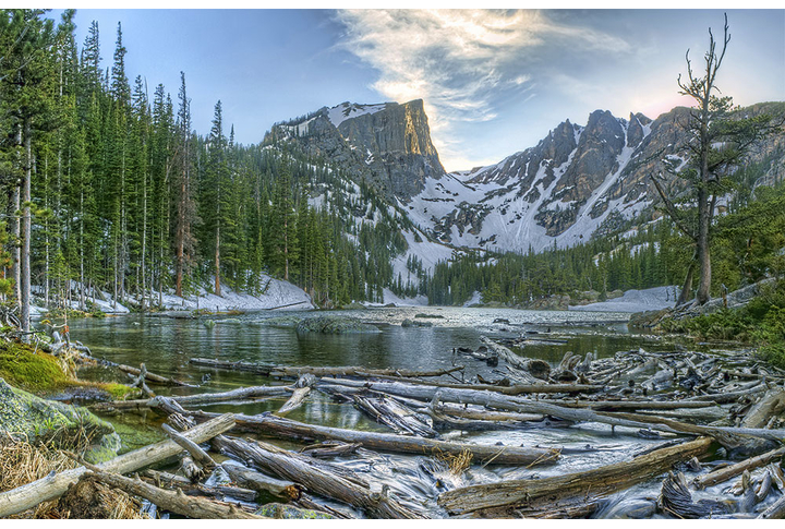 Фотообои «Зимний пейзаж с горным лесом у озера»